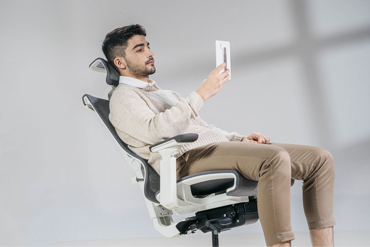 Chức năng kết nối với điện thoại thông minh cho phép bạn điều chỉnh các chức năng hoạt động của ghế công thái học từ xa dễ dàng
